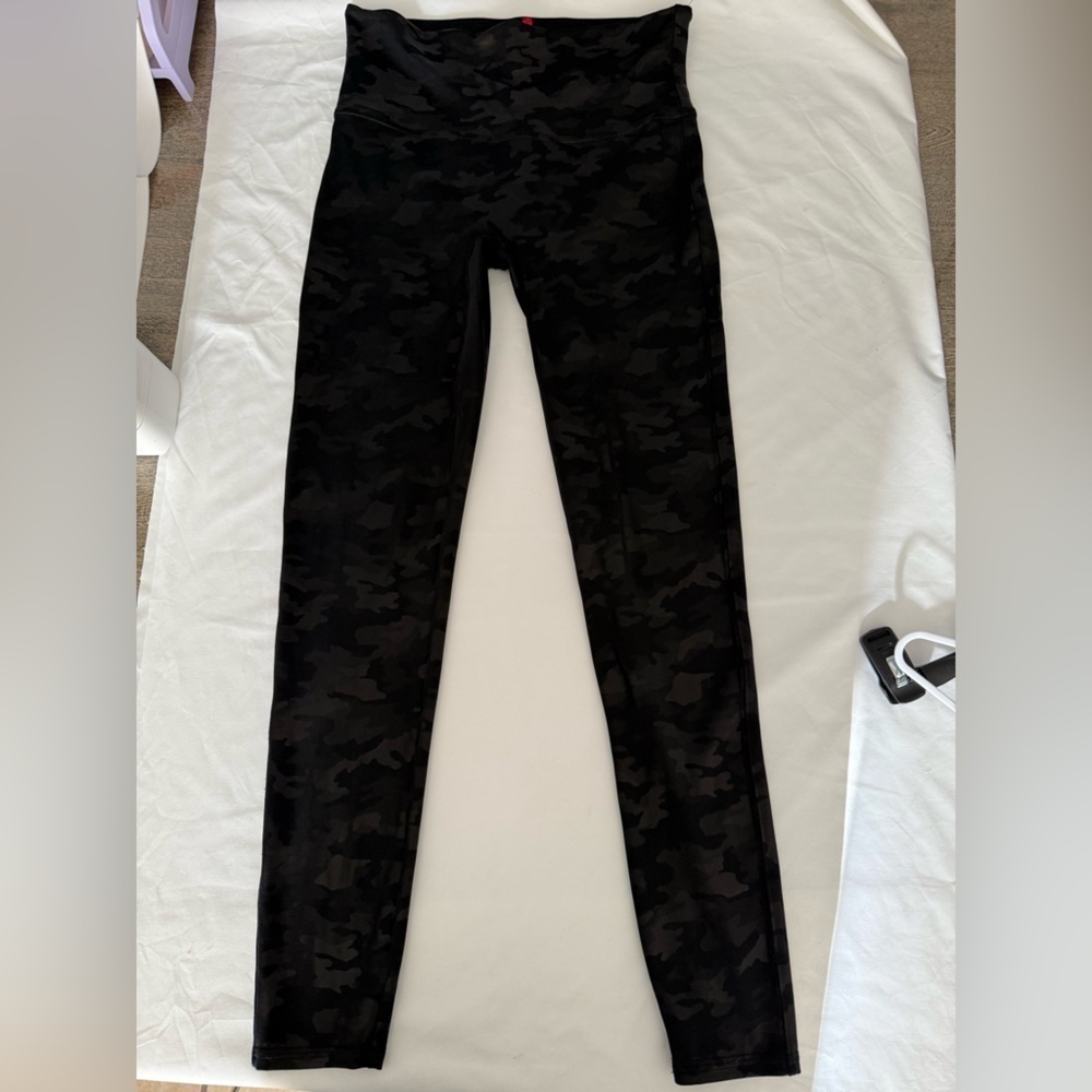 SPANX Faux Leather Camo Leggings Matte Black Camo Size Large - Picture 13 of 14
